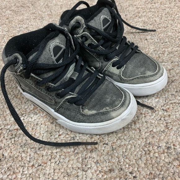 Children’s Place canvas shoes - Picture 2 of 4